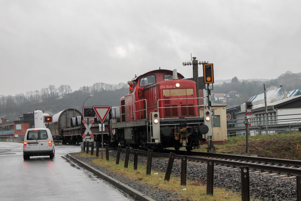 294 840 ist mit ihrer Übergabe auf dem Weg zum Stahlwerk in Dillenburg, aufgenommen am 08.01.2015.