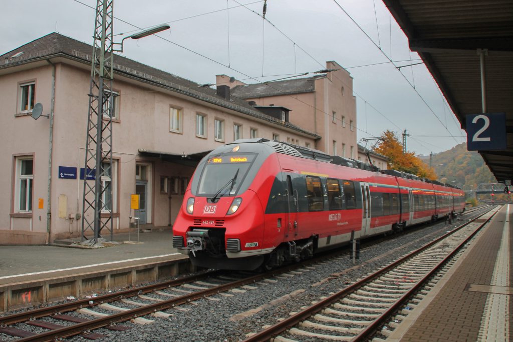 Im Bahnhof Dillenburg wartet 442 287 auf die Abfahrt nach Butzbach, aufgenommen am 25.10.2015.