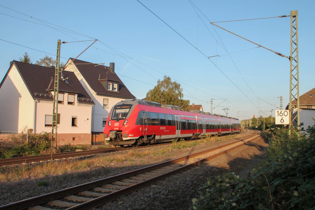 442 285 fährt in den Bahnhof Dutenhofen auf der Dillstrecke ein, aufgenommen am 11.09.2016.