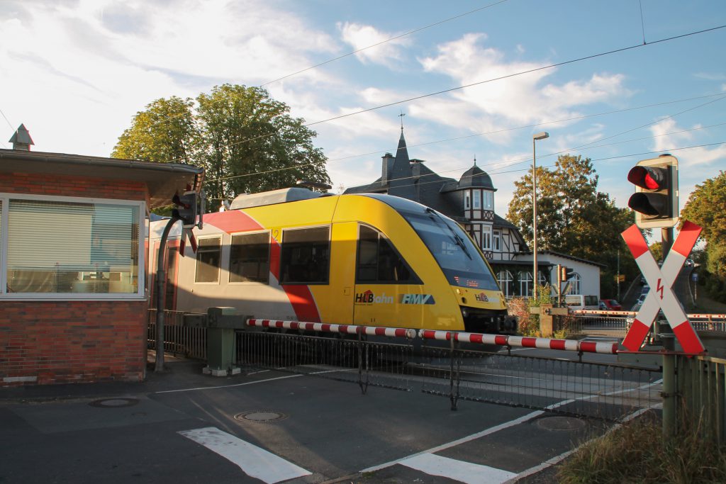 Ein LINT der HLB überquert den Bahnübergang in Dutenhofen auf der Dillstrecke, aufgenommen am 11.09.2016.