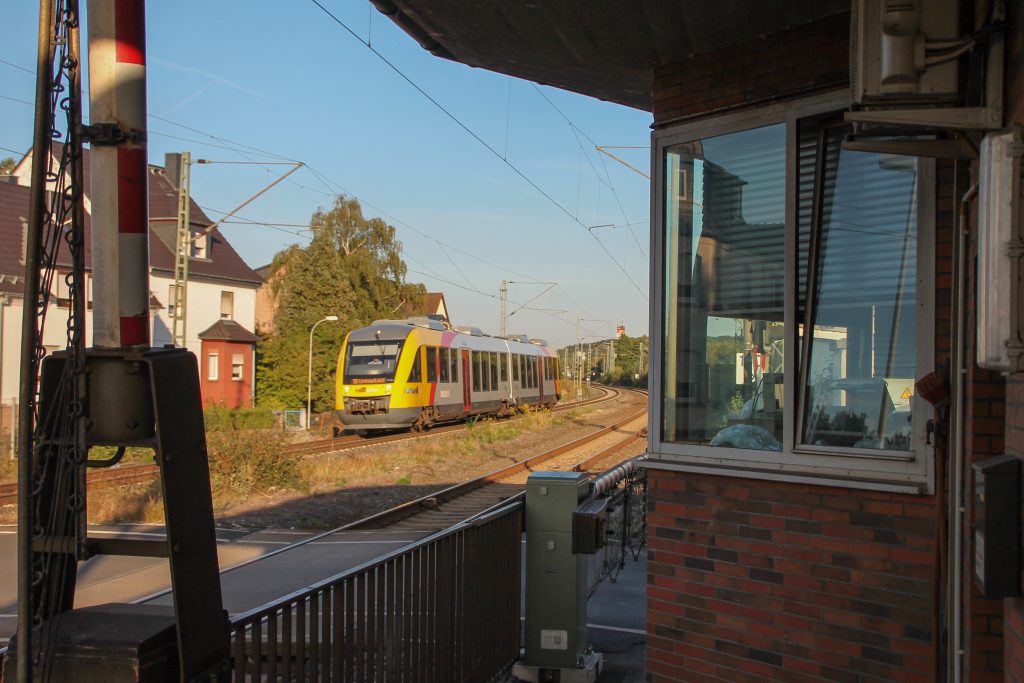 Ein LINT der HLB fährt in den Bahnhof Dutenhofen auf der Dillstrecke ein, aufgenommen am 11.09.2016.