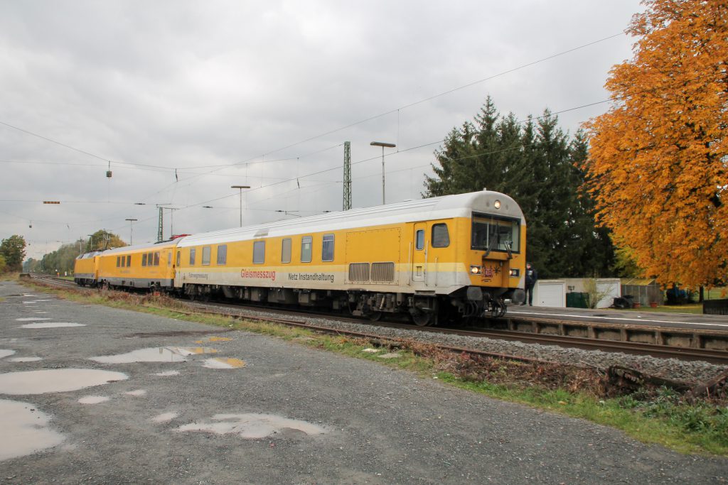 120 160 schiebt ihren Messzug durch den Bahnhof Dutenhofen auf der Dillstrecke, aufgenommen am 25.10.2016.