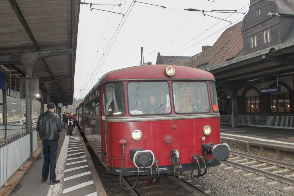 798 829 hält im Bahnhof Herborn auf der Dillstrecke, aufgenommen am 06.12.2016.