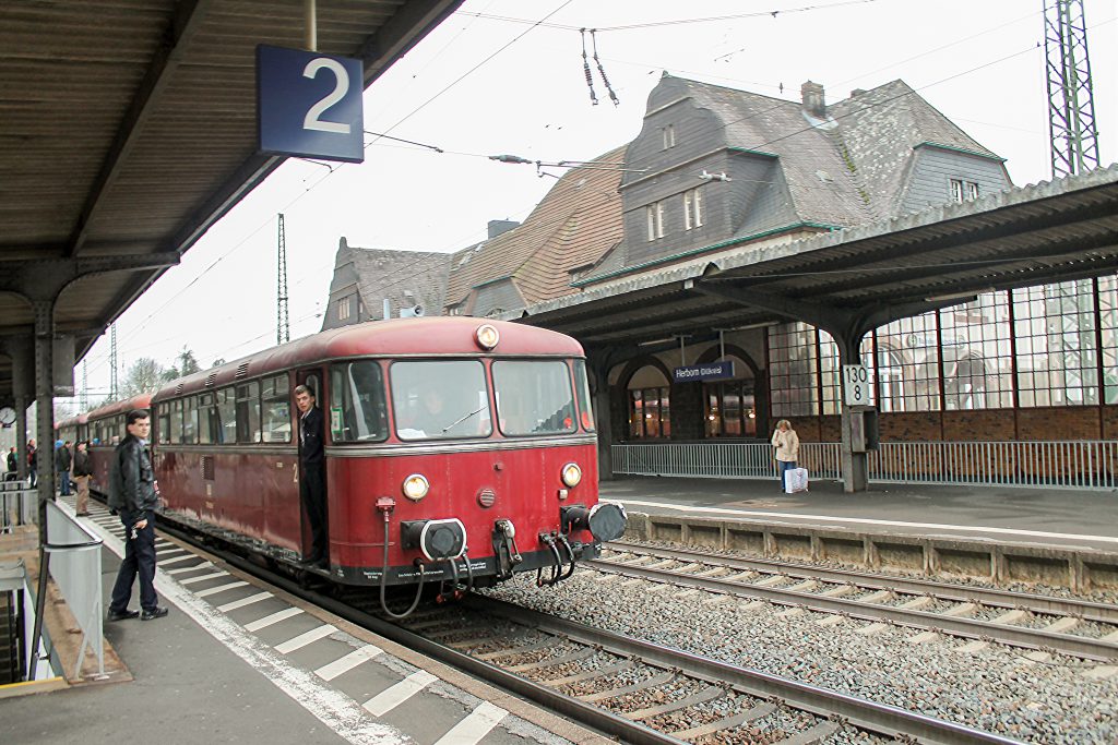 798 829 hält in Herborn auf der Dillstrecke, aufgenommen am 06.12.2016.