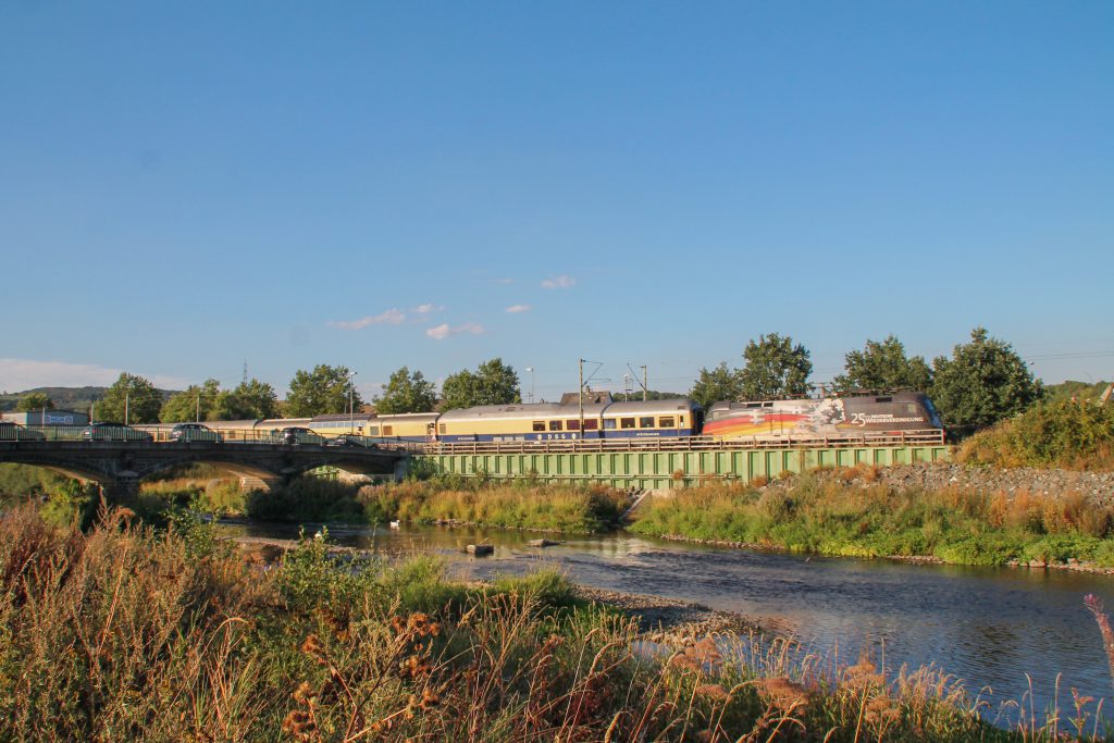 182 560 mit Rheingold Wagen bei Hermanstein auf der Dillstrecke, aufgenommen am 26.08.2016.