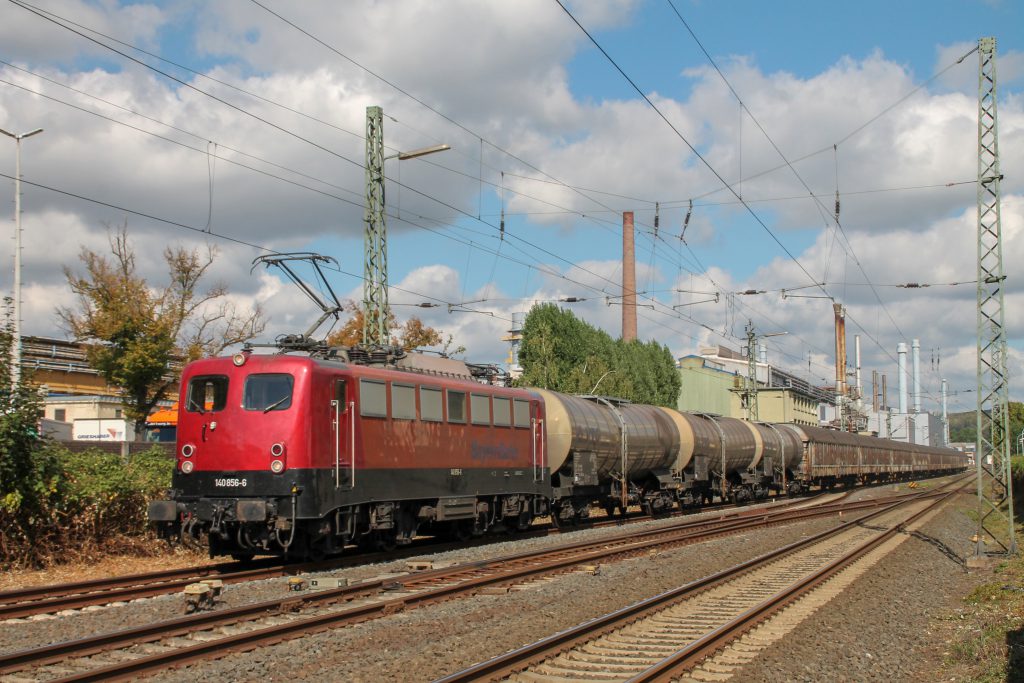 140 856 durcheilt Wetzlar auf der Dillstrecke, aufgenommen am 30.08.2016.