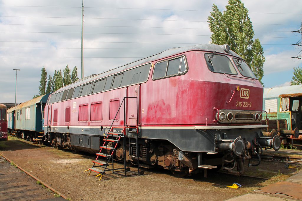 216 221 steht auf dem Gelände der Oberhessischen Eisenbahnfreunde in Gießen, aufgenommen am 10.06.2015.