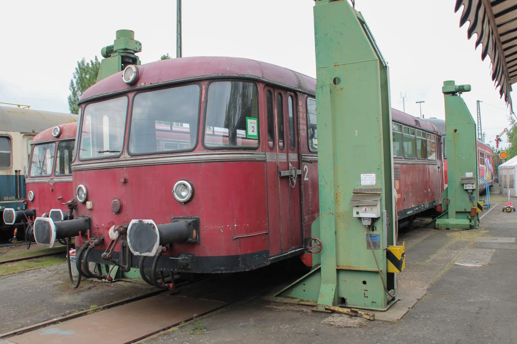 798 589 steht auf der Hebebühne bei den OEF in Gießen, aufgenommen am 23.05.2015.