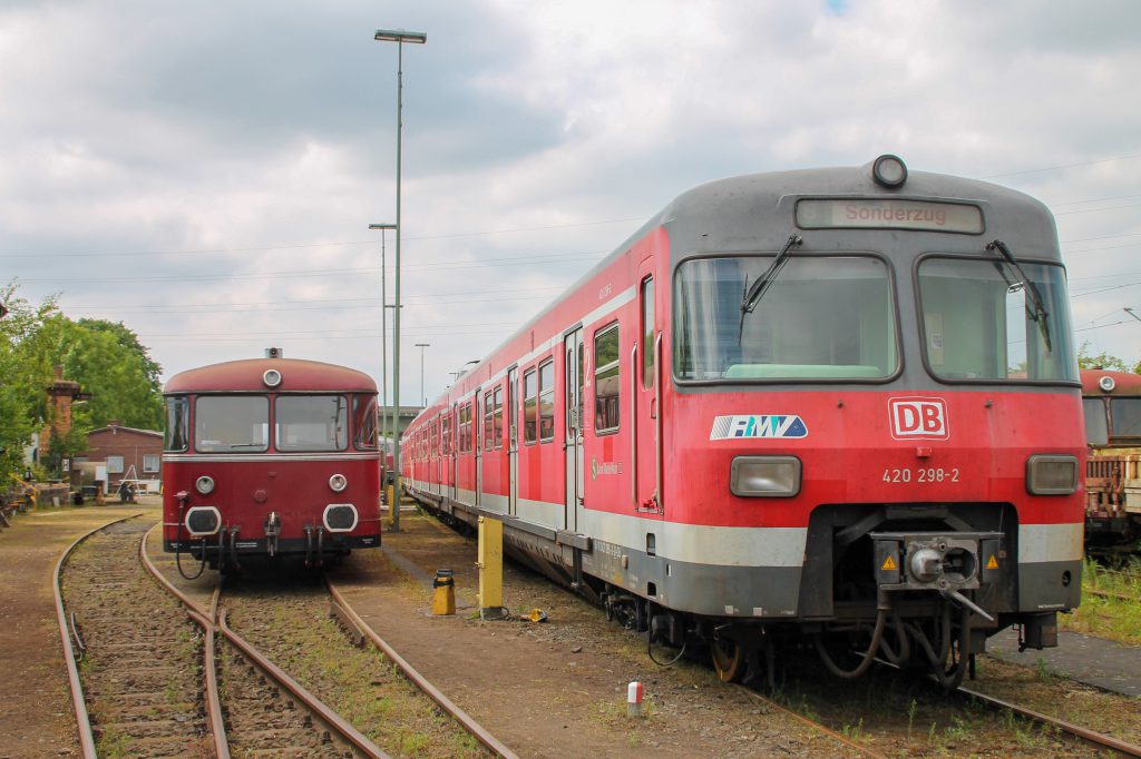 798 829 und 420 298 stehen auf dem Gelände der Oberhessischen Eisenbahnfreunde in Gießen, aufgenommen am 10.06.2015.