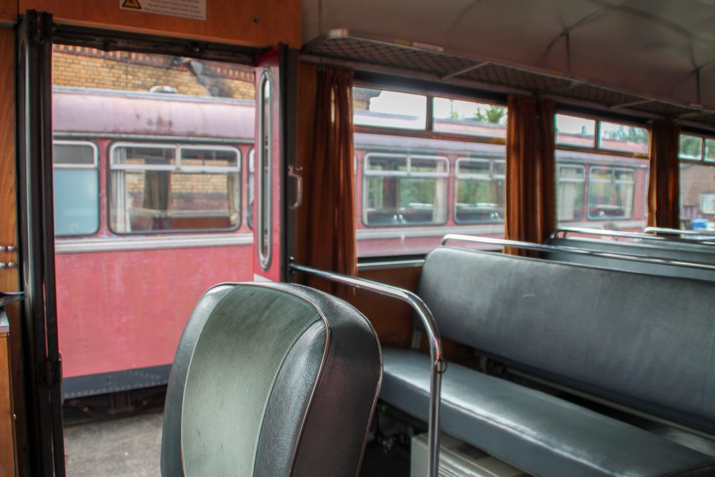 Ein Blick aus 798 829 zeigt 996 310 auf dem Gelände der Oberhessischen Eisenbahnfreunde in Gießen, aufgenommen am 19.09.2015.