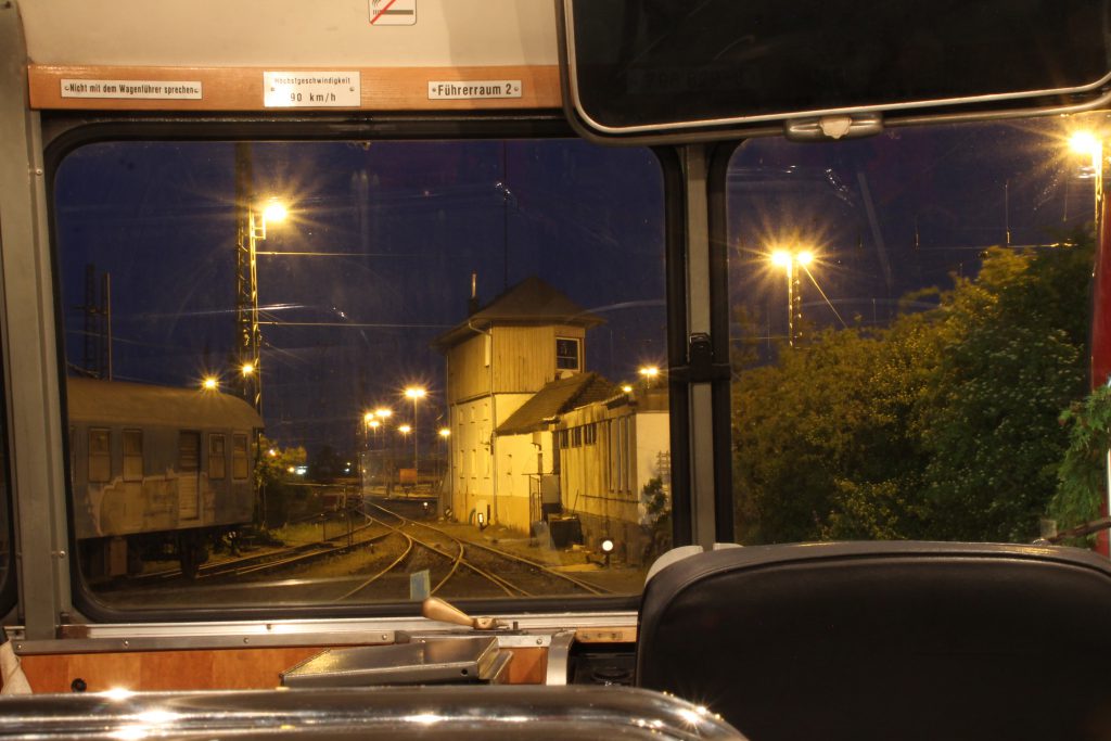 Ein nächtlicher Blick aus 798 829 zeigt das Stellwerk Grf in Gießen, aufgenommen am 23.05.2015.