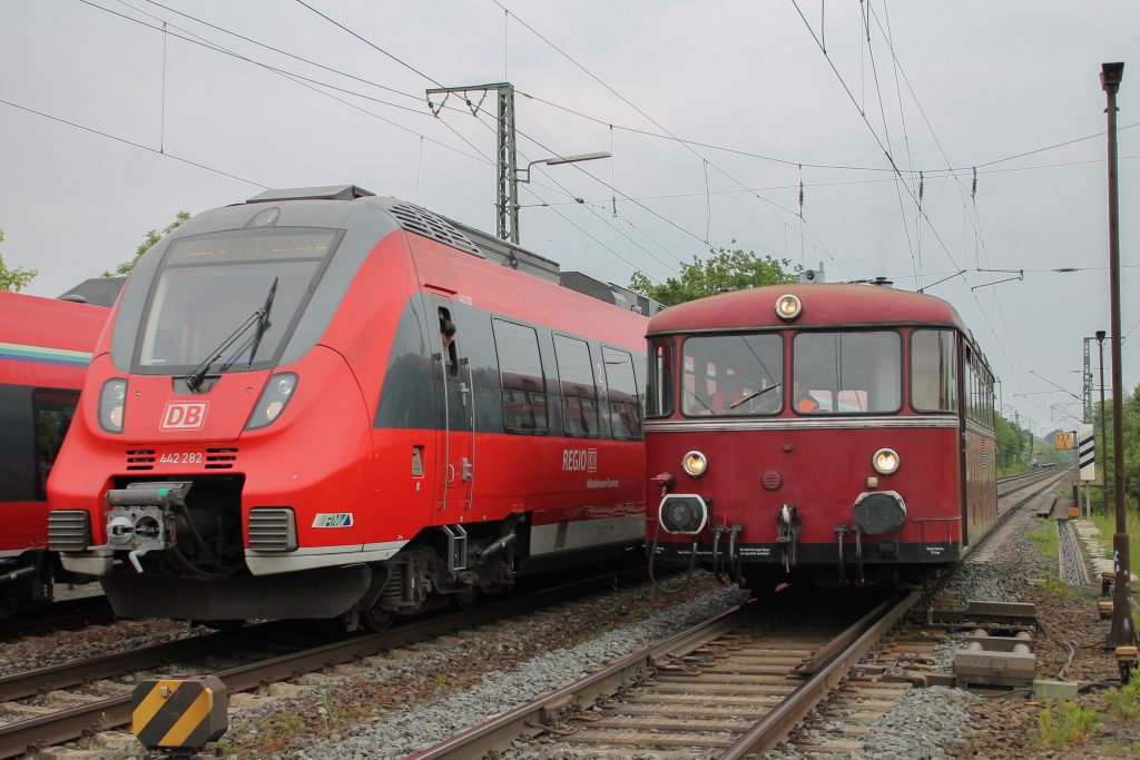 Ein Treffen aus 442 282 und 798 829, aufgenommen am 23.05.2015 im Bahnhof Gießen.