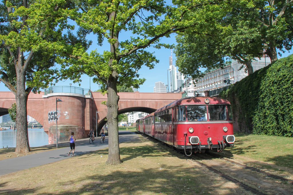 798 829, 998 184, 798 589 und 996 677 durchqueren den Park auf der Hafenbahn in Frankfurt, aufgenommen am 14.06.2016.