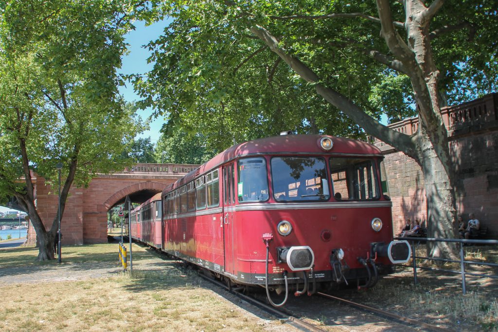 996 677, 798 589, 998 184 und 798 829 durchqueren den Park auf der Hafenbahn in Frankfurt, aufgenommen am 14.06.2016.