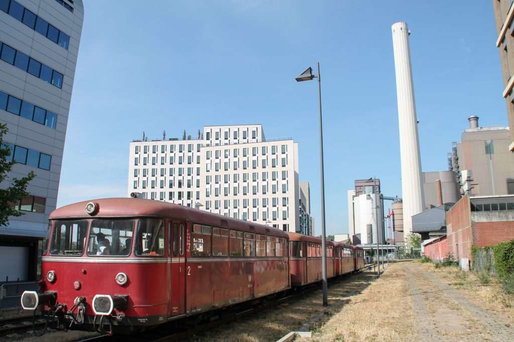 798 829, 998 184, 798 589 und 996 677 durchqueren Industrieanlagen auf der Frankfurter Hafenbahn, aufgenommen am 14.06.2015.