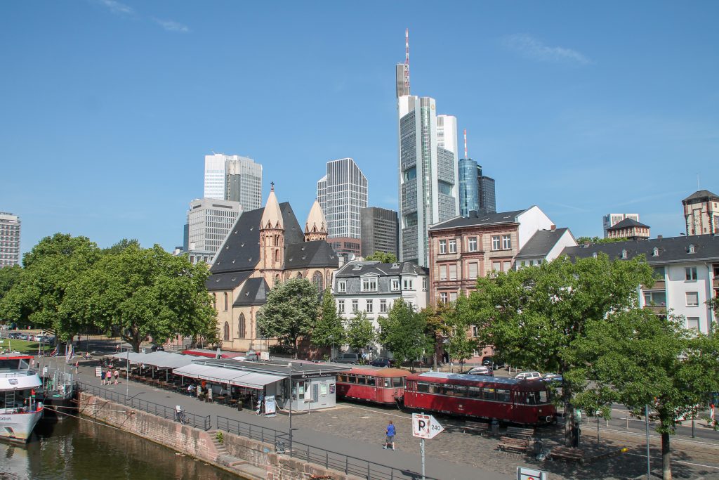 798 829, 998 184, 798 589 und 996 677 halten in der Nähe vom Eisernen Steg in Frankfurt auf der Hafenbahn, aufgenommen am 14.06.2016.