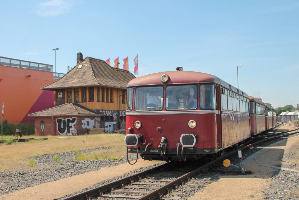 798 829, 998 184, 798 589 und 996 677 am Museumsstellwerk in Frankfurt-Mainkur auf der Hafenbahn in Frankfurt, aufgenommen am 14.06.2016.