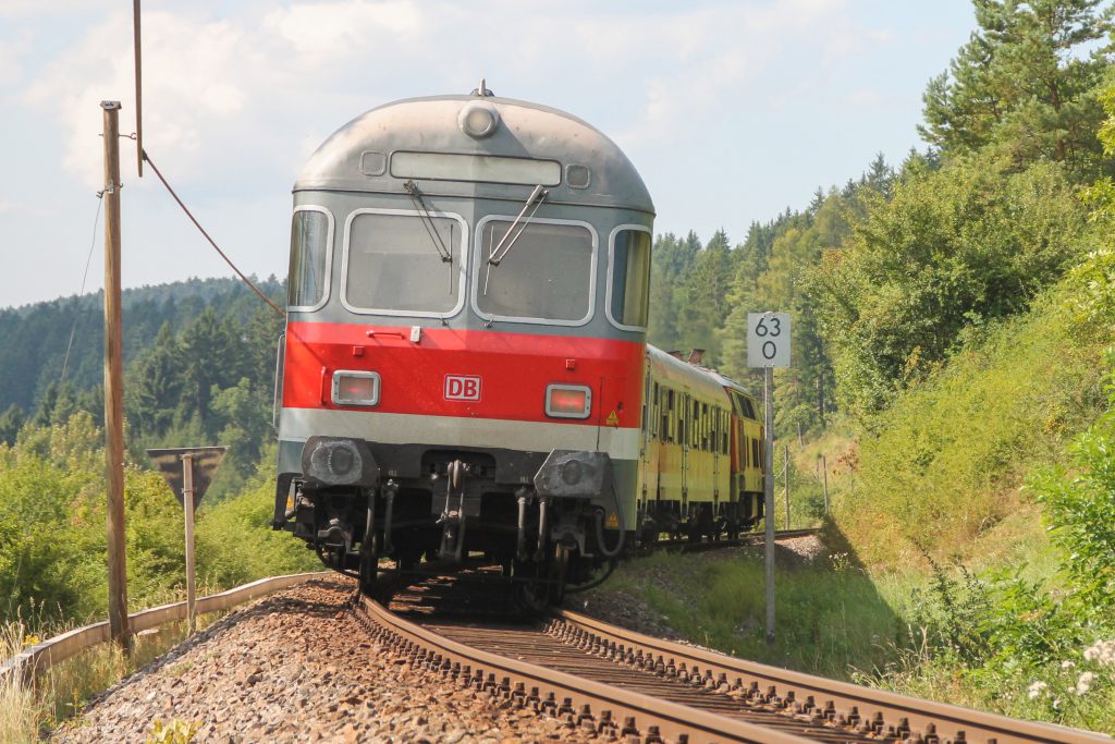 Ein Karlsruher Steuerwagen bei Döggingen auf der Höllentalbahn, aufgenommen am 10.09.2016.