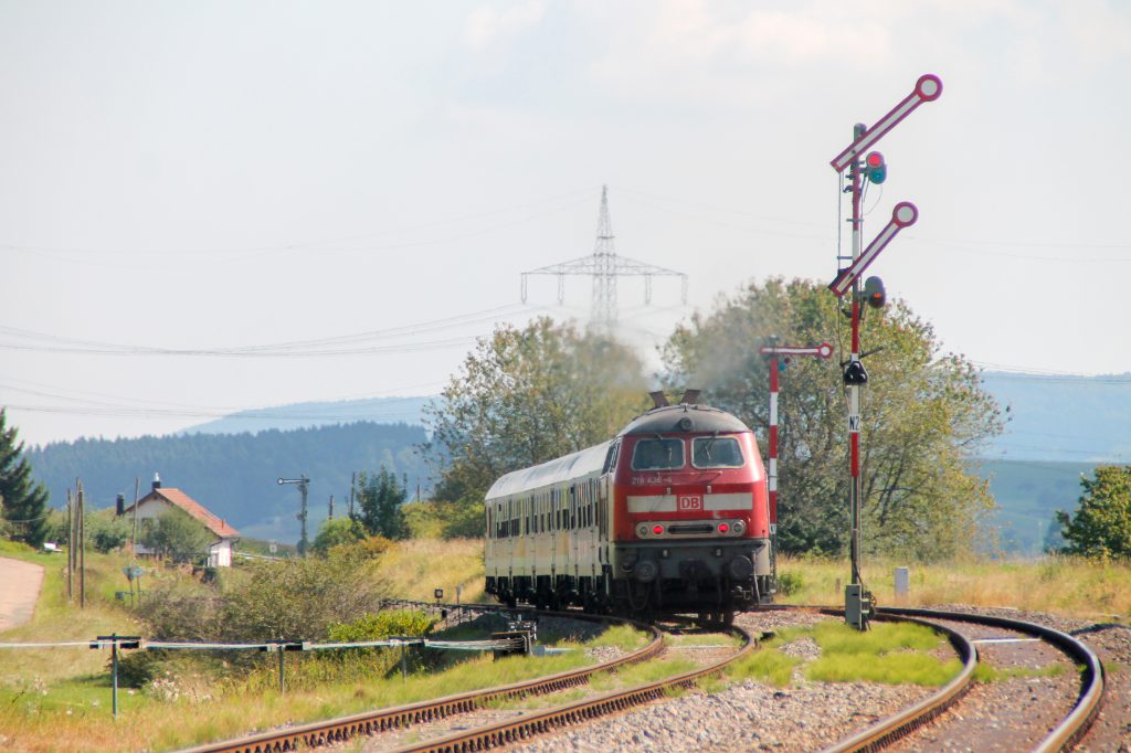 218 436 verlässt den Bahnhof Döggingen auf der Höllentalbahn, aufgenommen am 10.09.2016.