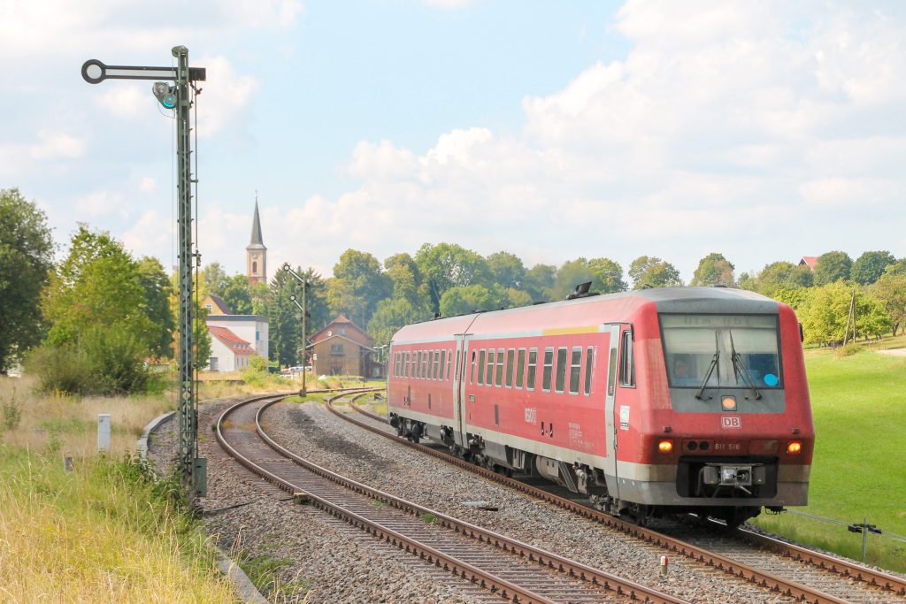 611 016 verlässt den Bahnhof Döggingen auf der Höllentalbahn, aufgenommen am 10.09.2016.