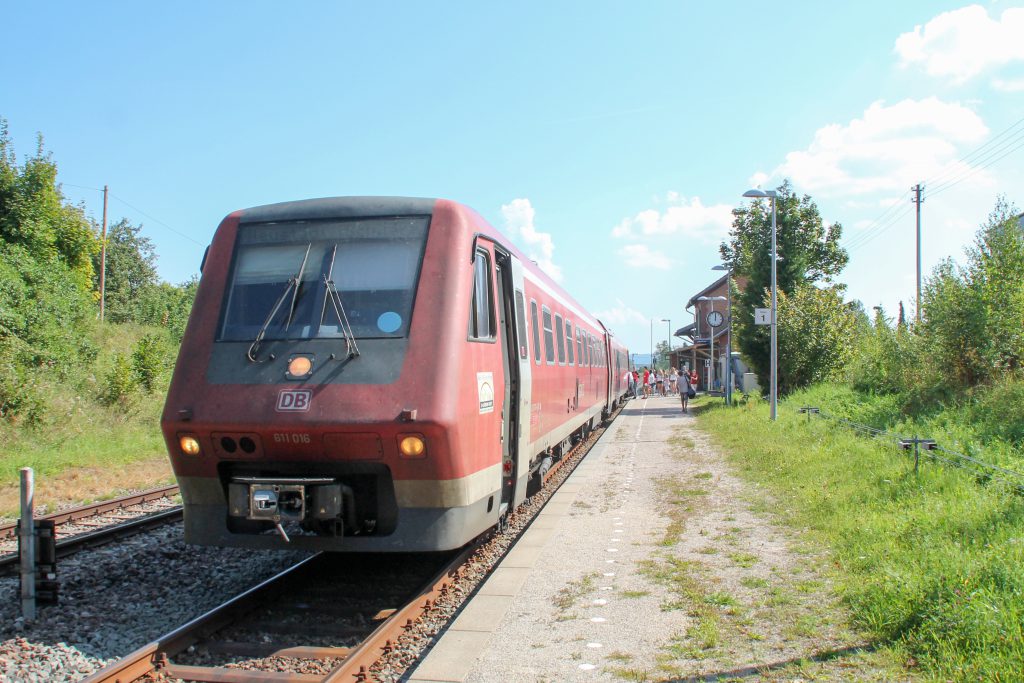 611 016 im Bahnhof Döggingen auf der Höllentalbahn, aufgenommen am 10.09.2016.