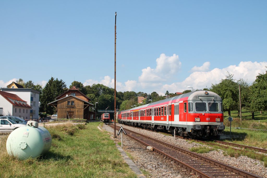 Ein Karlsruher Steuerwagen hält im Bahnhof Döggingen auf der Höllentalbahn, aufgenommen am 10.09.2016.