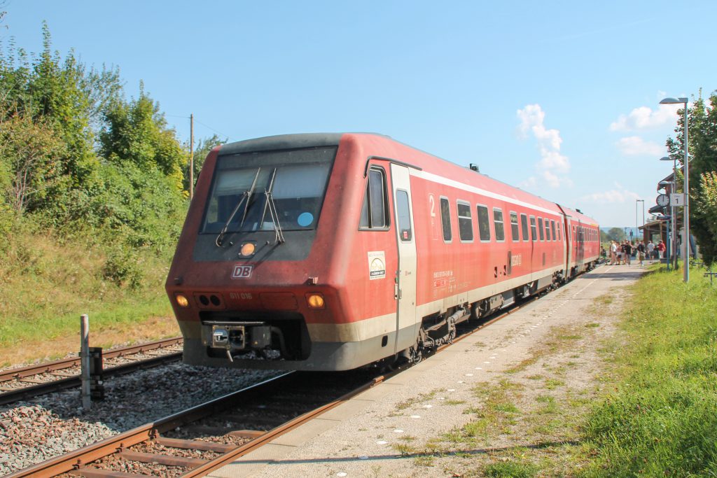 611 016 hält im Bahnhof Döggingen auf der Höllentalbahn, aufgenommen am 10.09.2016.