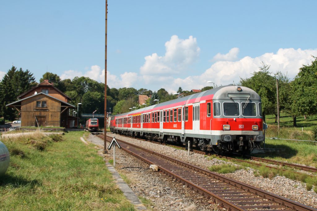 Ein Karlsruher Steuerwagen im Bahnhof Döggingen auf der Höllentalbahn, aufgenommen am 10.09.2016.