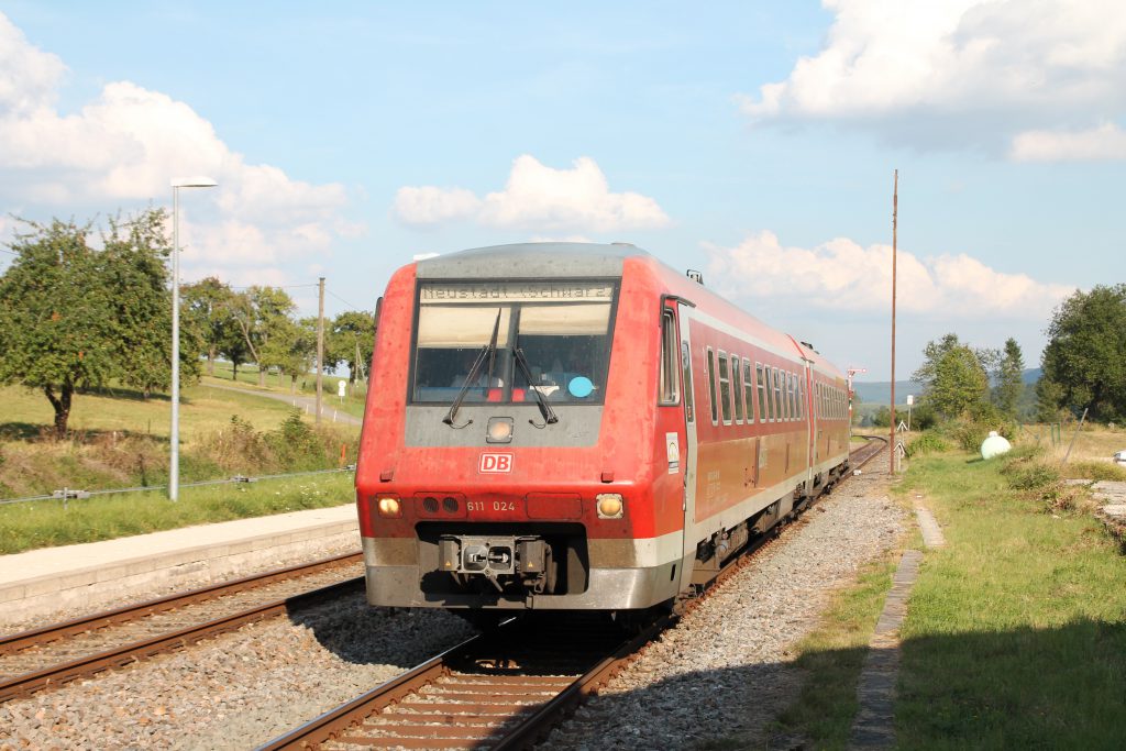611 015 fährt in den Bahnhof Döggingen auf der Höllentalbahn ein, aufgenommen am 10.09.2016.