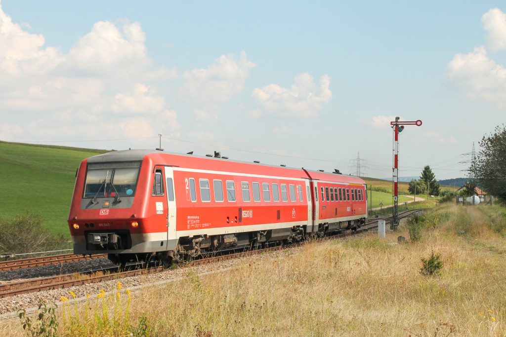 611 043 fährt in den Bahnhof Döggingen auf der Höllentalbahn ein, aufgenommen am 10.09.2016.