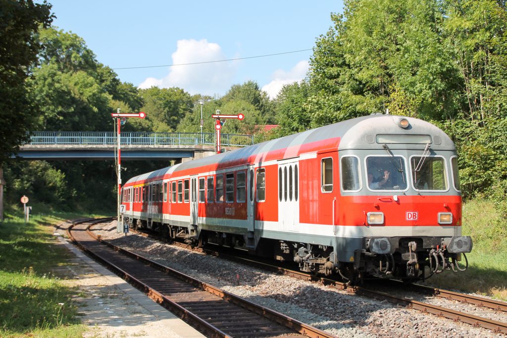 Ein Karlsruher Steuerwagen fährt in Bahnhof Döggingen auf der Höllentalbahn ein, aufgenommen am 10.09.2016.