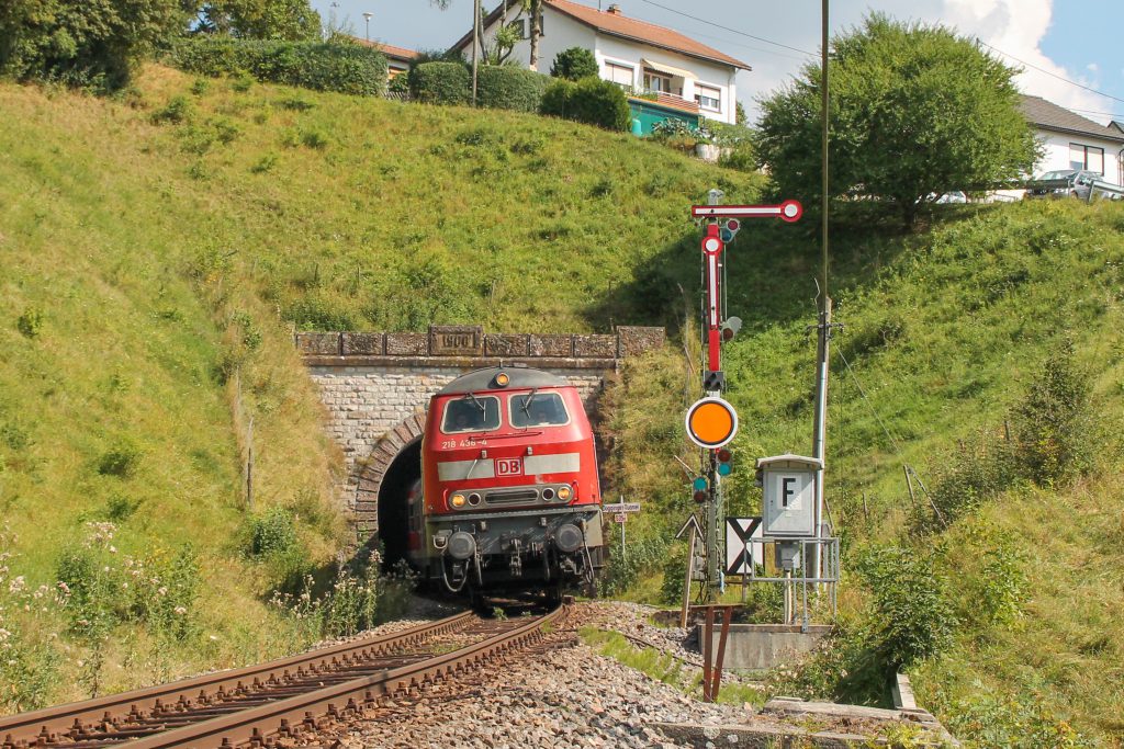 218 436 verlässt den Dögginger Tunnel auf der Höllentalbahn, aufgenommen am 10.09.2016.