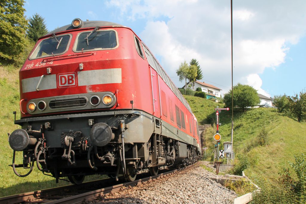 218 436 am Einfahrsignal von Döggingen auf der Höllentalbahn, aufgenommen am 10.09.2016.