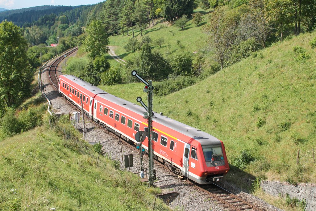 611 043 am Einfahrsignal von Döggingen auf der Höllentalbahn, aufgenommen am 10.09.2016.