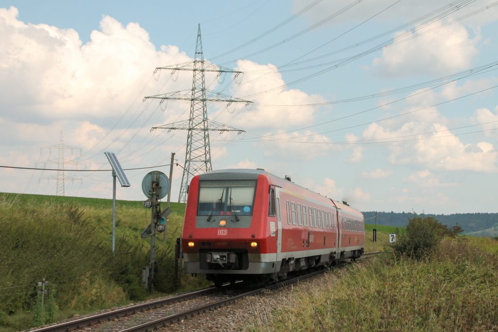 611 015 am Einfahrvorsignal von Döggingen auf der Höllentalbahn, aufgenommen am 10.09.2016.