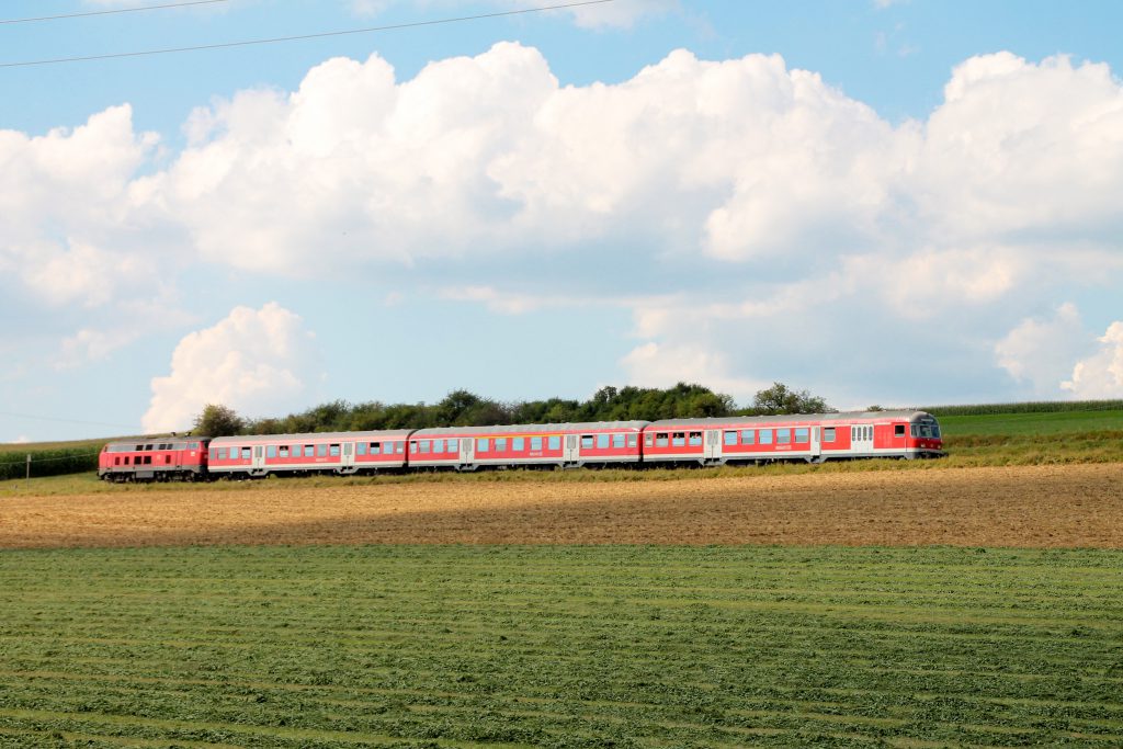 218 436 mit einem Karlsruher Steuerwagen in den Feldern bei Döggingen auf der Höllentalbahn, aufgenommen am 10.09.2016.