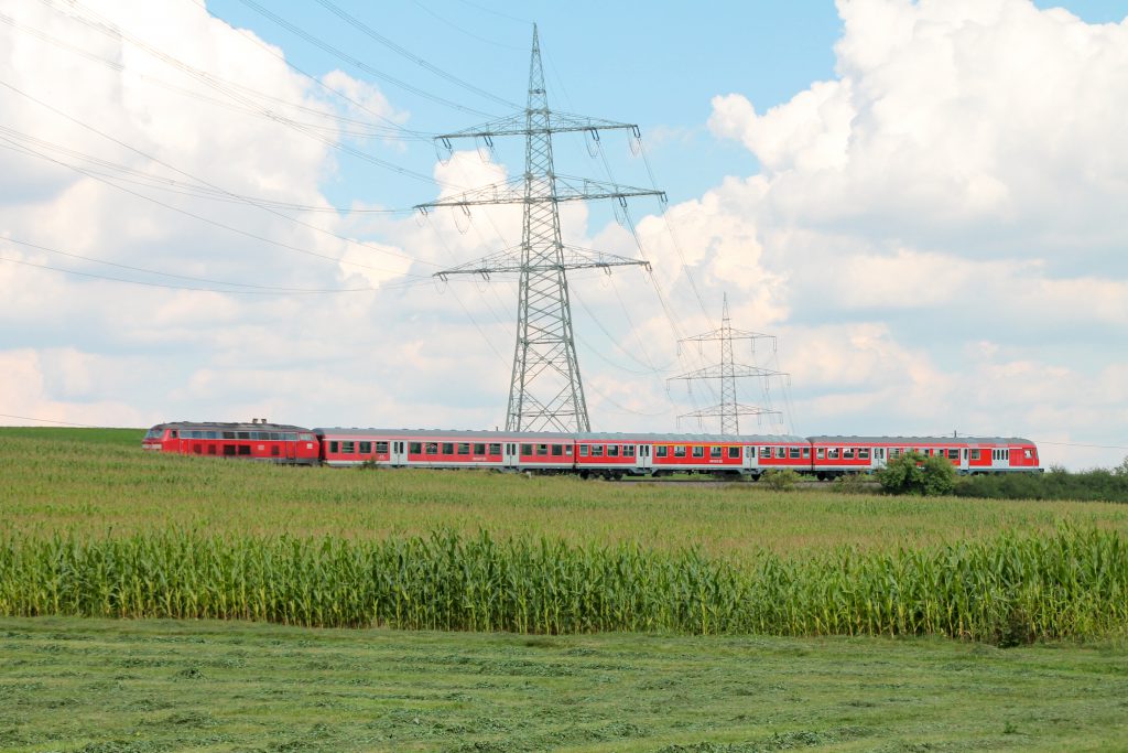 218 436 mit einem Karlsruher Steuerwagen an einem Maisfeld bei Döggingen auf der Höllentalbahn, aufgenommen am 10.09.2016.