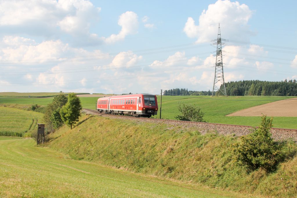 611 015 an einer S-Kurve bei Döggingen auf der Höllentalbahn, aufgenommen am 10.09.2016.