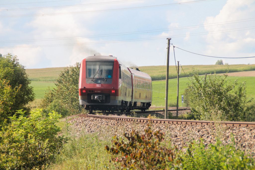 611 043 an einer S-Kurve bei Döggingen auf der Höllentalbahn, aufgenommen am 10.09.2016.