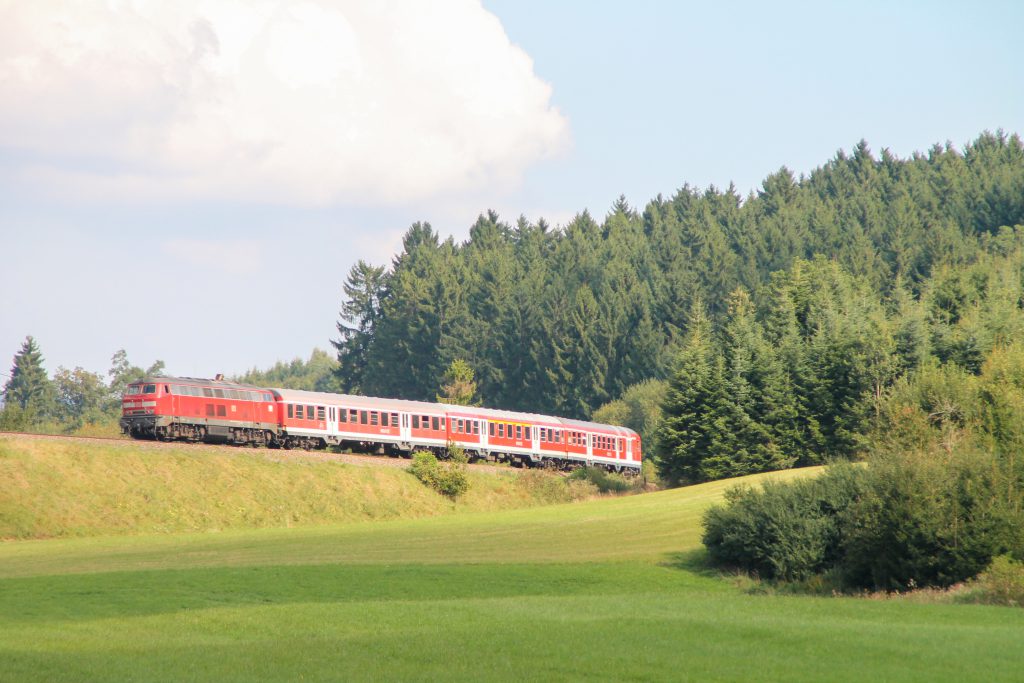 218 436 am Waldrand bei Döggingen auf der Höllentalbahn, aufgenommen am 10.09.2016.