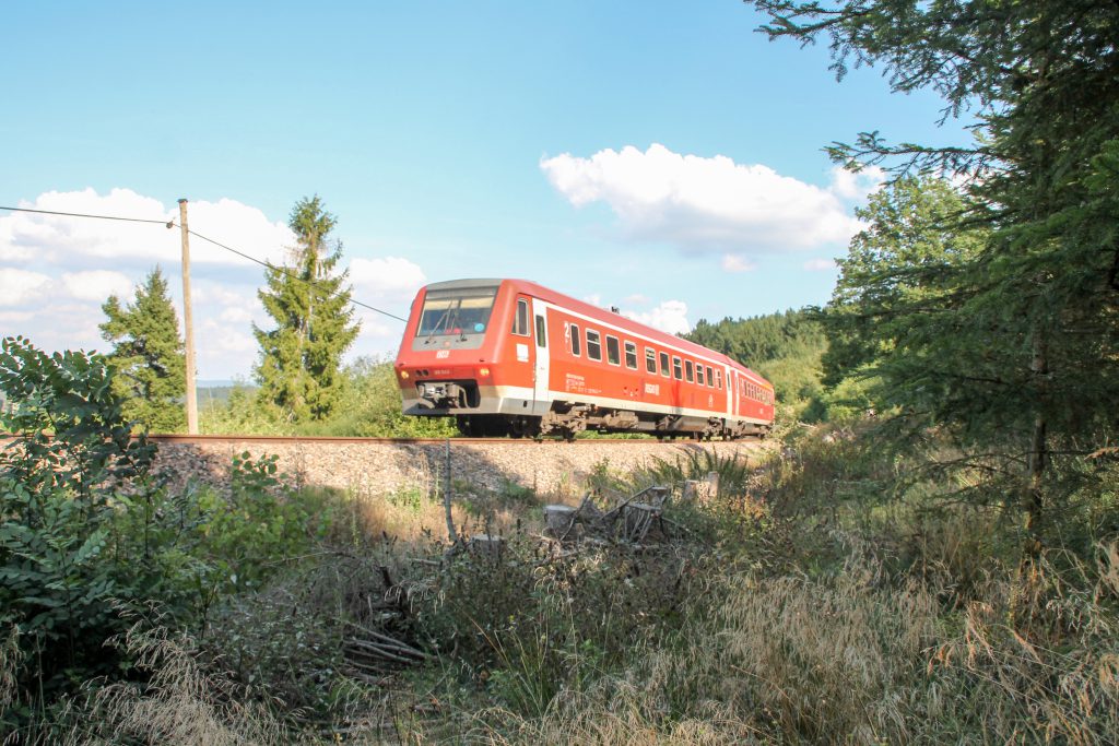 611 043 im Wald bei Döggingen auf der Höllentalbahn, aufgenommen am 10.09.2016.