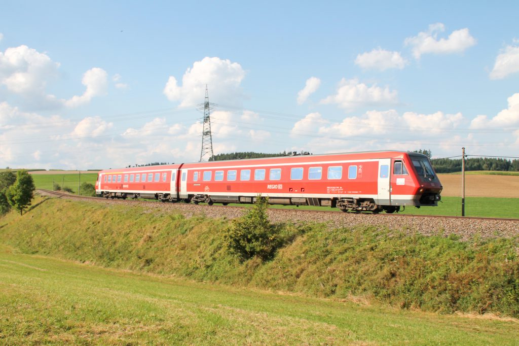 611 015 im Feld bei Döggingen auf der Höllentalbahn, aufgenommen am 10.09.2016.