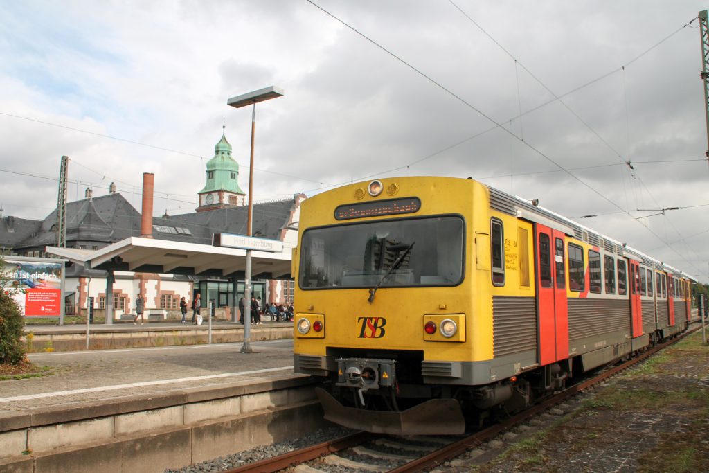 Ein VT2E der HLB steht im Bahnhof Bad Homburg, aufgenommen am 15.10.2016.