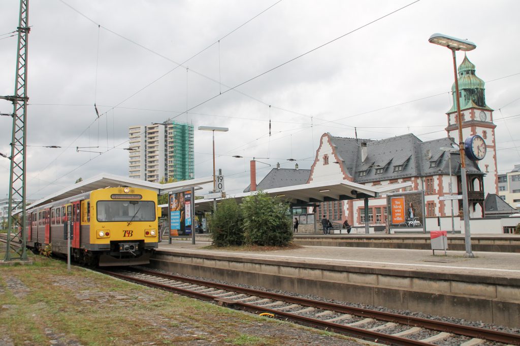 Ein VT2E der HLB steht am Bahnsteig in Bad Homburg, aufgenommen am 15.10.2016.