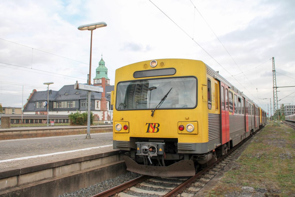 Zwei VT2E der HLB stehen am Bahnsteig in Bad Homburg, aufgenommen am 15.10.2016.