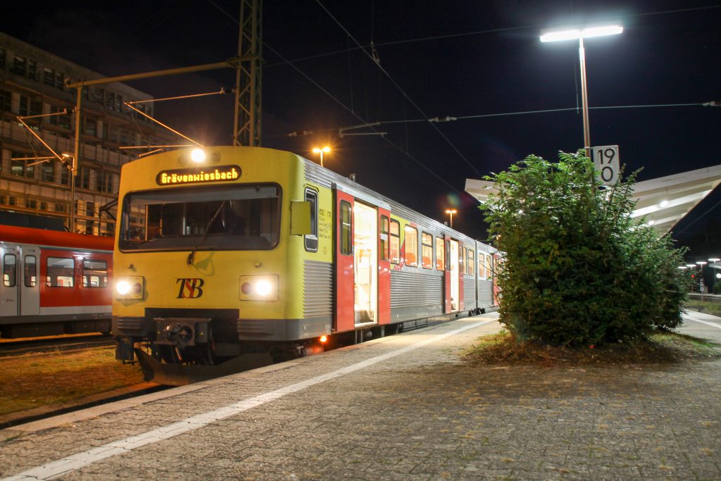 Ein VT2E der HLB wartet im Bahnhof Bad Homburg noch auf späte Heimkehrer, aufgenommen am 15.10.2016.