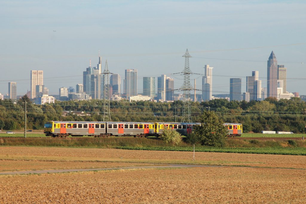 Zwei VT2E der HLB vor der Frankfurter Skyline im Feld bei Weißkirchen auf der Homburger Bahn, aufgenommen am 29.09.2016.