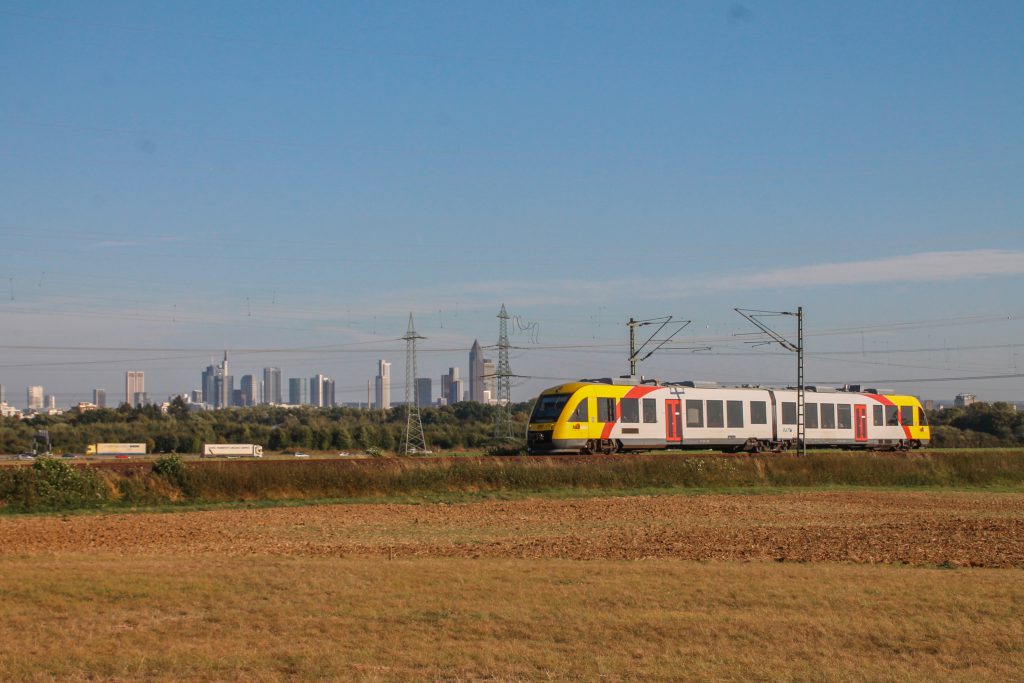 Ein LINT der HLB vor der Frankfurter Skyline im Feld bei Weißkirchen auf der Homburger Bahn, aufgenommen am 29.09.2016.