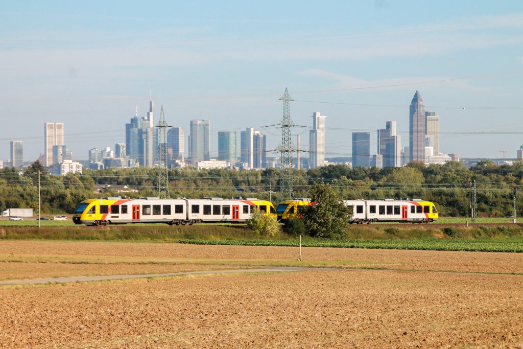 Zwei LINT der HLB zieren die Frankfurter Skyline im Feld bei Weißkirchen auf der Homburger Bahn, aufgenommen am 29.09.2016.