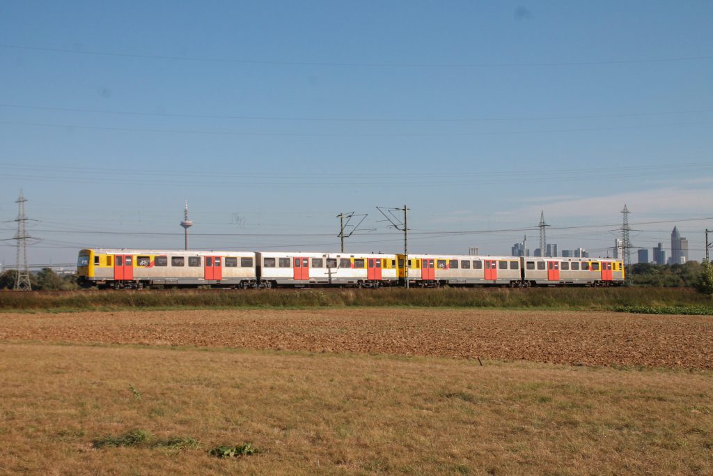 Zwei VT2E der HLB zieren die Frankfurter Skyline im Feld bei Weißkirchen auf der Homburger Bahn, aufgenommen am 29.09.2016.